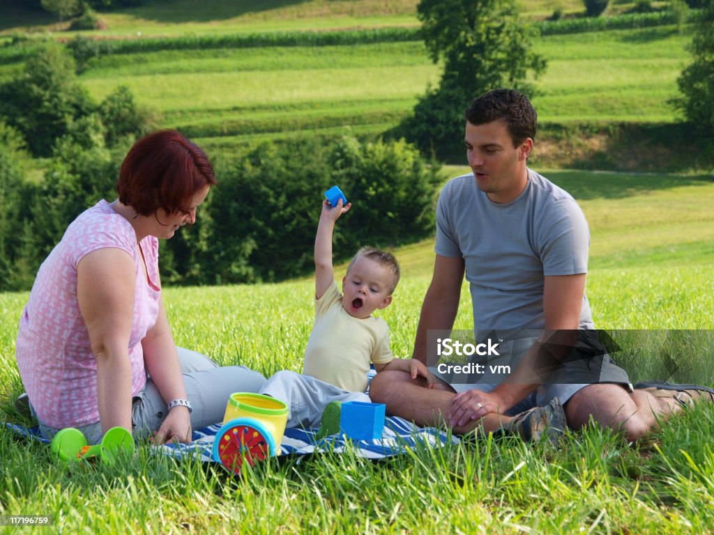 Família brincando na natureza - Royalty-free 12-15 Meses Foto de stock