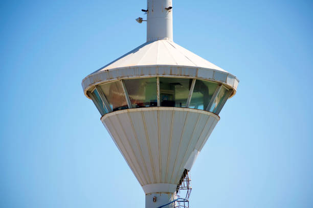 出発と到着を制御するための警戒塔 - control harbor airport tower ストックフォトと画像