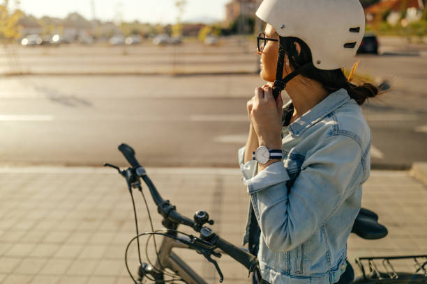 preparando-se para o passeio de bicicleta - cycling - fotografias e filmes do acervo