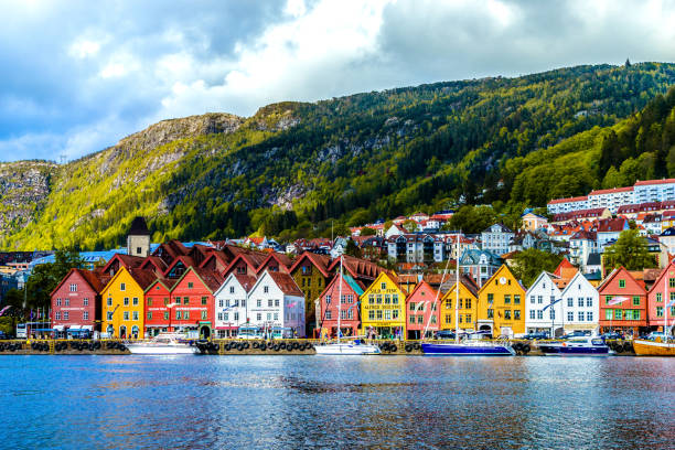 ノルウェーのベルゲンノルウェー、ベルゲンのブリッゲン・ハンザティック埠頭の歴史的建造物の眺め。ユネスコ世界遺産 - 歴史的建造物 写真 ストックフォトと画像