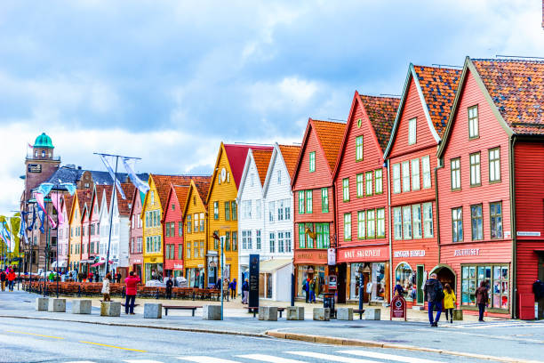 bergen, norwegia. widok na zabytkowe budynki w bryggen- hanzeatyckim nabrzeżu w bergen, norwegia. wpisana na listę światowego dziedzictwa unesco - unesco world heritage site cloud day sunlight zdjęcia i obrazy z banku zdjęć