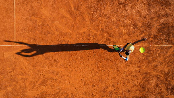 tennisspieler auf sandplatz - tennis court sport ball stock-fotos und bilder