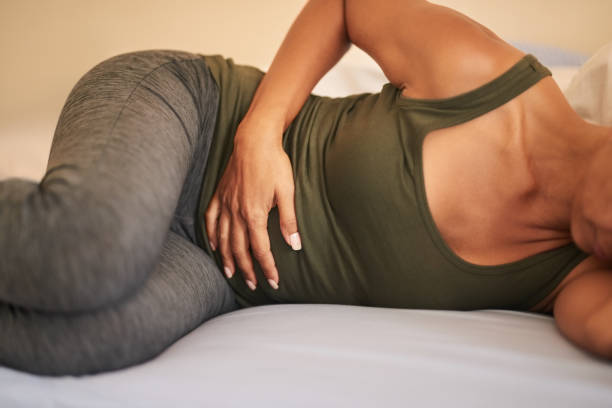 problema allo stomaco - women stomachache abdomen stomach foto e immagini stock