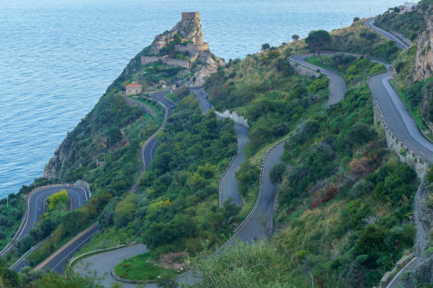 widok na piękne drogi w pobliżu wioski taormina na sycylii we włoszech - trapani sicily erice sky zdjęcia i obrazy z banku zdjęć