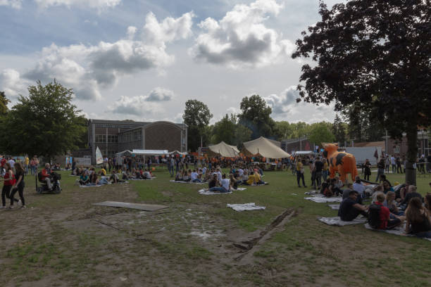 freshman students introduced to maastricht and the university - university student freshman group of people imagens e fotografias de stock