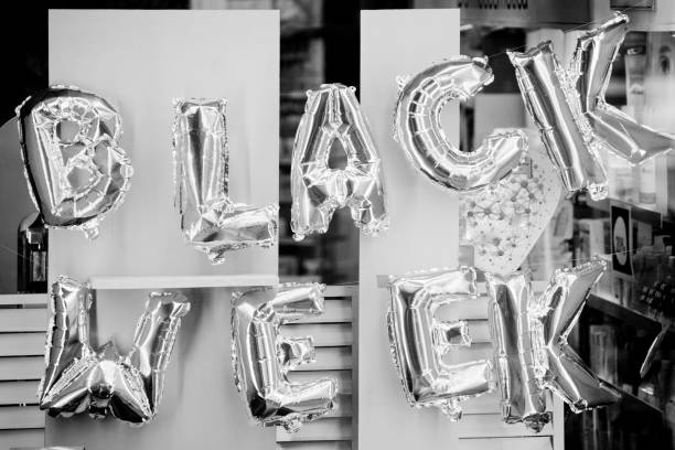 czarny znak tygodnia wykonany z balonów z helu ze srebra - black week zdjęcia i obrazy z banku zdjęć