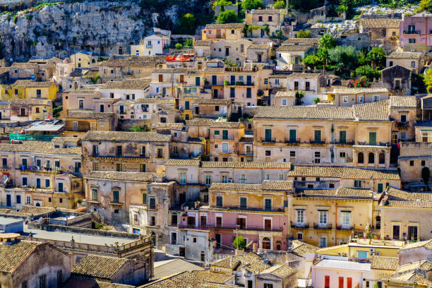 вид на каменные дома города модика на сицилии, италия - modica photography italy sunlight стоковые фото и изображения