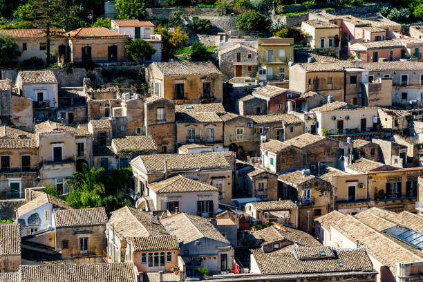 вид на каменные дома города модика на сицилии, италия - modica photography italy sunlight стоковые фото и изображения