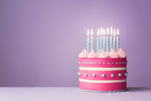 torta di compleanno rosa - torta alla crema foto e immagini stock