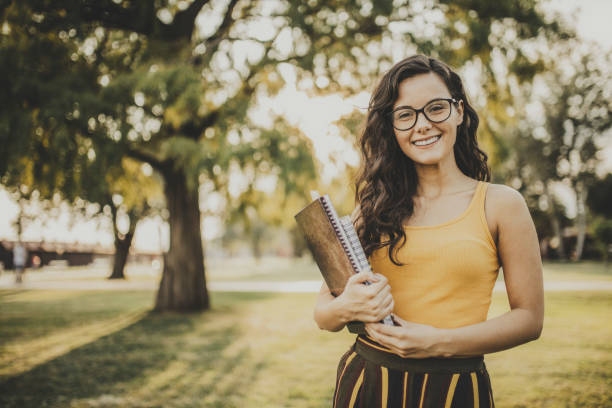 student dziewczyna w parku - nature smiling teenage girls female zdjęcia i obrazy z banku zdjęć