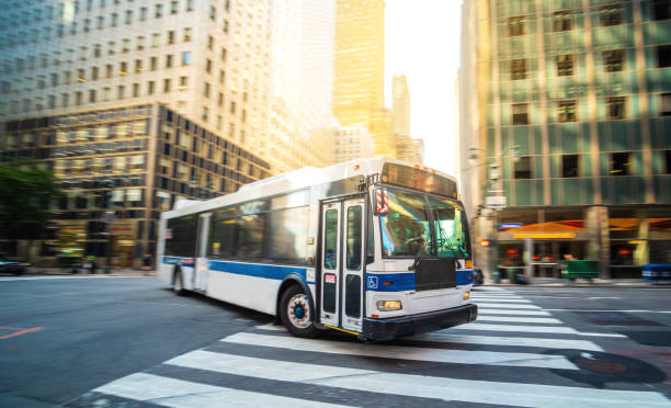 autobús de transporte público en nueva york - autobús shuttle fotos fotografías e imágenes de stock