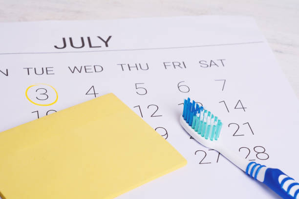 calendário e toothbrush. - today appointment personal organizer medicine - fotografias e filmes do acervo