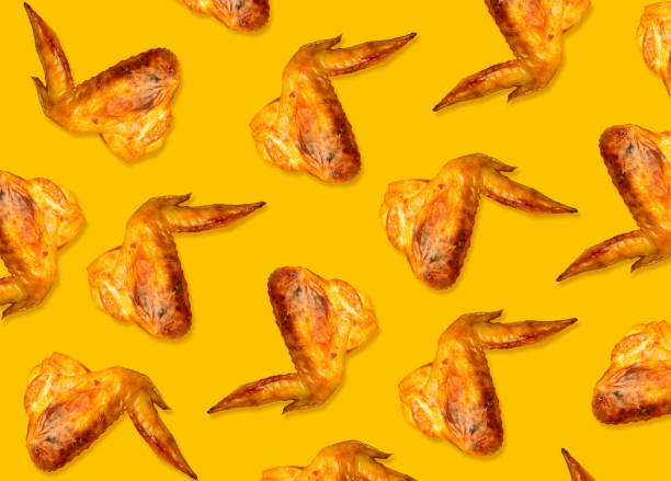 bunte muster von hühnerflügeln auf grill geröstet. gelber hintergrund - wing chicken spicy chicken wings chicken wing stock-fotos und bilder