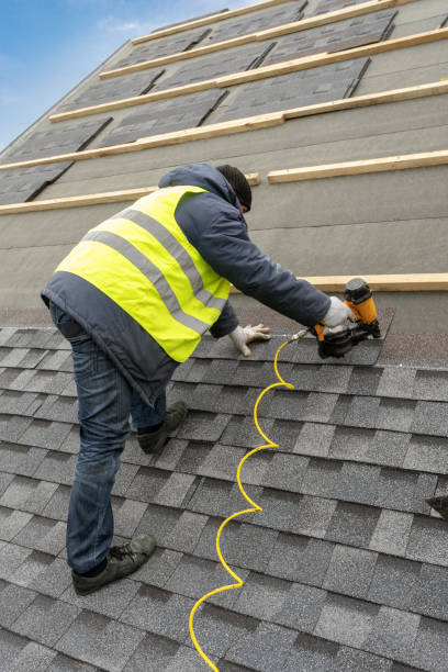 trabajador usando pistola neumática de clavos instalar teja en el techo de la nueva casa en construcción - air gun fotografías e imágenes de stock