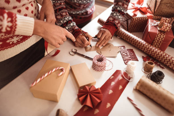 크리스마스 선물을 준비하는 커플 - gift ribbon straight wrapped 뉴스 사진 이미지