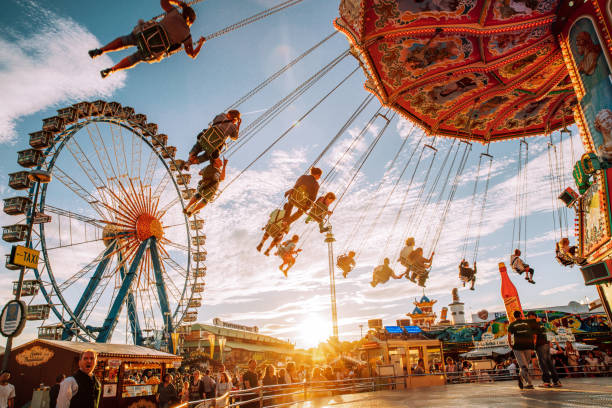 карусель на октоберфесте в мюнхене, германия - carnival amusement park swing traditional festival стоковые фото и изображения
