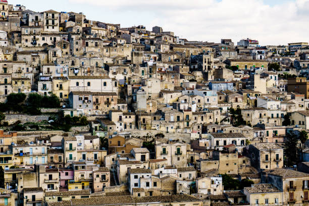 вид на каменные дома города модика на сицилии, италия - modica photography italy sunlight стоковые фото и изображения