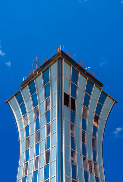 vista ascendente de un edificio abandonado de la torre de control de tráfico aéreo en austin, texas con un cielo azul claro - austin airport fotografías e imágenes de stock
