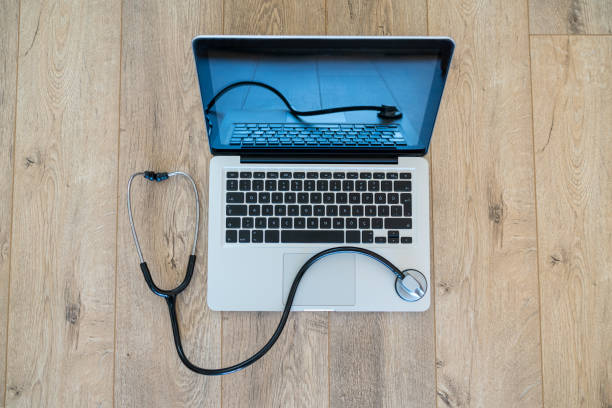 stethoscope and laptop - computer bug stethoscope computer problems imagens e fotografias de stock