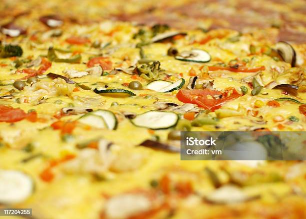 Pizza Vegeterian - zdjęcia stockowe i więcej obrazów Bez ludzi - Bez ludzi, Bliskie zbliżenie, Cukinia