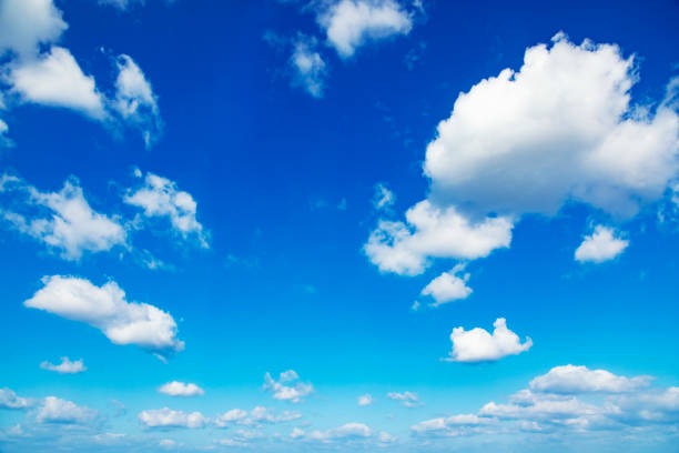 il cielo limpido con una nuvola - grandangolo tecnica fotografica foto e immagini stock