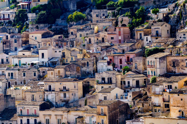 вид на каменные дома города модика на сицилии, италия - modica photography italy sunlight стоковые фото и изображения