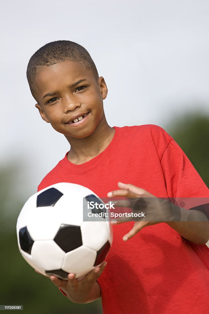 Rapaz atirando A bola de futebol - Royalty-free Afro-americano Foto de stock