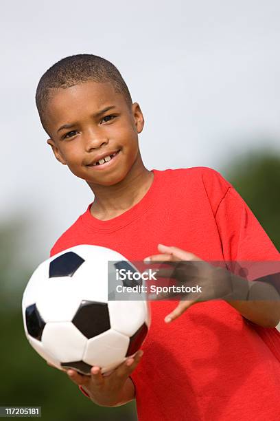 Rapaz Atirando A Bola De Futebol - Fotografias de stock e mais imagens de Afro-americano - Afro-americano, Ao Ar Livre, Arremessar