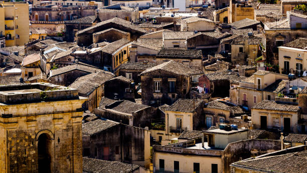 вид на каменные дома города модика на сицилии, италия - modica photography italy sunlight стоковые фото и изображения