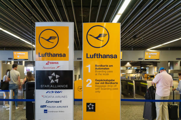 счетчик регистрации авиакомпании lufthansa в международном аэропорту франкфурта в германии. - airport airport check in counter ticket ticket machine стоковые фото и изображения