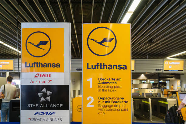 счетчик регистрации авиакомпании lufthansa в международном аэропорту франкфурта в германии. - airport airport check in counter ticket ticket machine стоковые фото и изображения