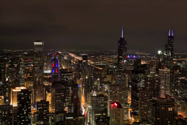 vista panorámica aérea del horizonte de chicago por la noche - chicago skyline antenna panoramic fotografías e imágenes de stock