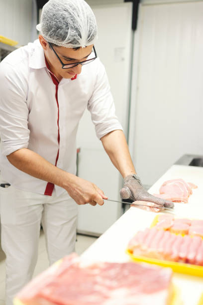 肉屋の取り扱い肉 - meat handling ストックフォトと画像