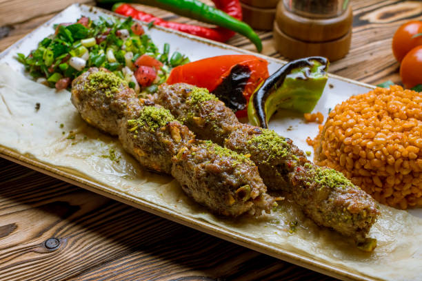 lula kebab mit pistazien türkische küche auf holztisch - veal wine food dinner stock-fotos und bilder