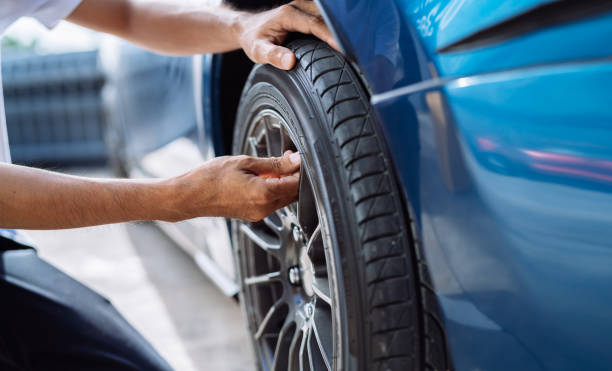 Maintenance male checking and removing tire valve filling nitrogen service on street at gas station, Safety vehicle to reduce accidents before a long travel, Blue car of man transportation lifestyle mantenimiento macho de verificación y eliminación de la válvula de neumático lleno de nitrógeno en la calle en la estación de servicio, vehículo de seguridad para reducir los accidentes antes de un largo viaje, coche azul de hombre estilo de vida de
