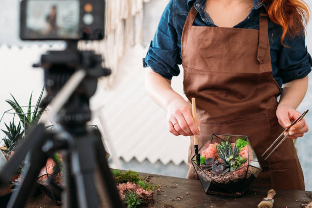 istock diy florarium video course woman smartphone 1172072619