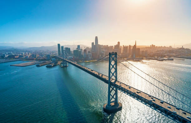 luftaufnahme der bay bridge in san francisco - bay bridge bridge california dawn stock-fotos und bilder