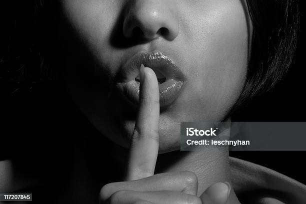 Женщина Делая Тихой Жест На Следует — стоковые фотографии и другие картинки Палец на губах - Палец на губах, Чёрно-белый, Только одна женщина