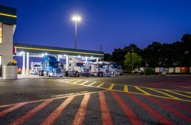 대형 장비 세미 트럭은 밤에 조명 차양 아래 트럭 정지 주차장에 서 - rest area 뉴스 사진 이미지