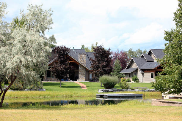 dos casas modernas en una ubicación de agua totalmente perfecta - montana water landscape nature fotografías e imágenes de stock