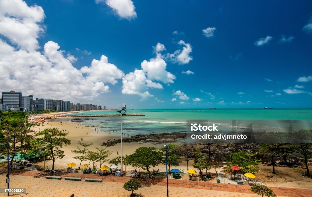 Orla de Fortaleza, Ceará, Brazil. Imagem da praia de Iracema e o belo mar do oceano atlântico. - Foto de stock de Fortaleza royalty-free