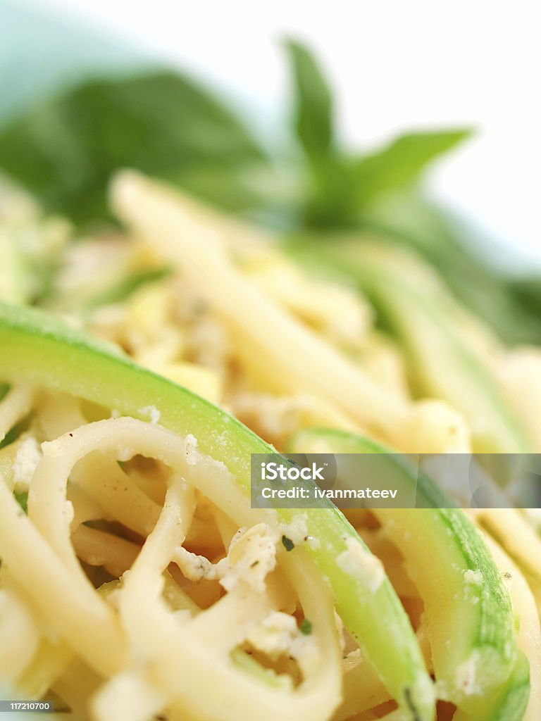 Pasta Collection-Linguini con calabacín - Foto de stock de Albahaca libre de derechos