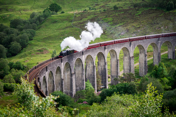 harry potter-trein in schotland - viaduct stockfoto's en -beelden