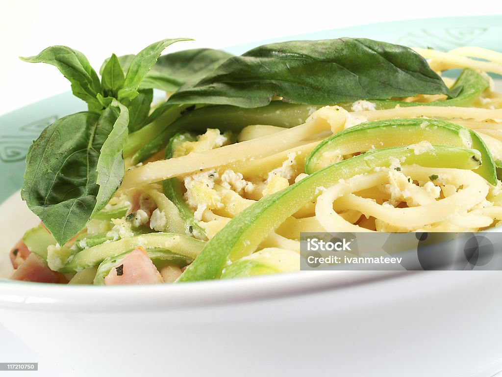 Pasta Collection-Linguini con calabacín - Foto de stock de Albahaca libre de derechos