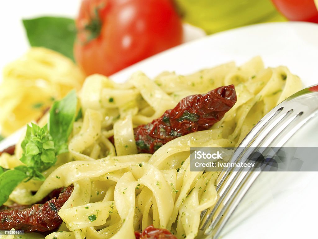 Massa de salmão coleção-Tagliatelle com tomate, Manjericão e secos - Royalty-free Almoço Foto de stock