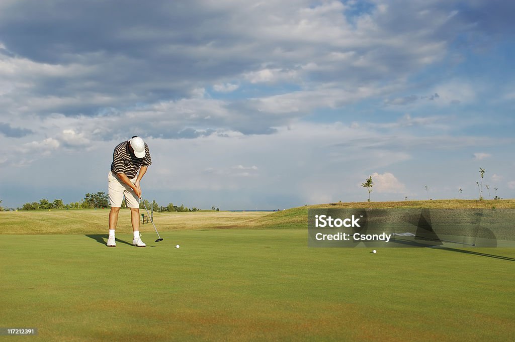 Jovem jogando golfe - Foto de stock de Adulto royalty-free