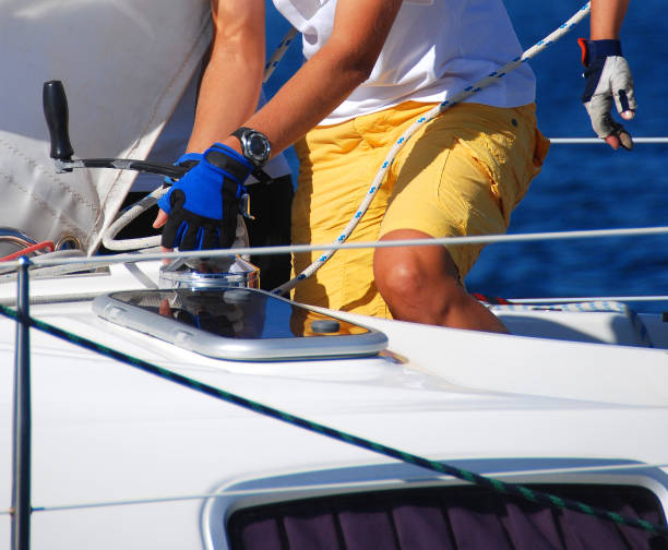 여성 선원과 항해 윈치 - cable winch sailing yacht sport 뉴스 사진 이미지