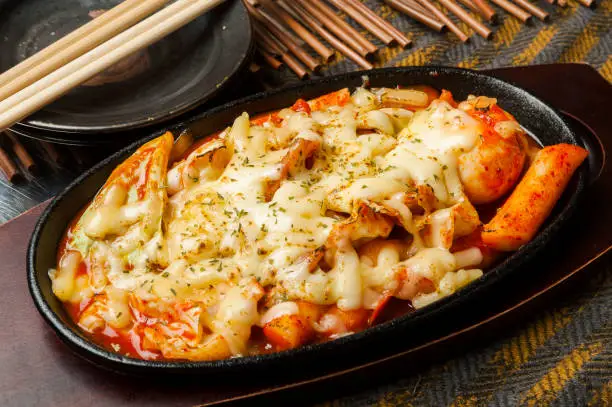 Cheese Takkarubi is a Korean food that uses meat and has a rich taste with cheese.