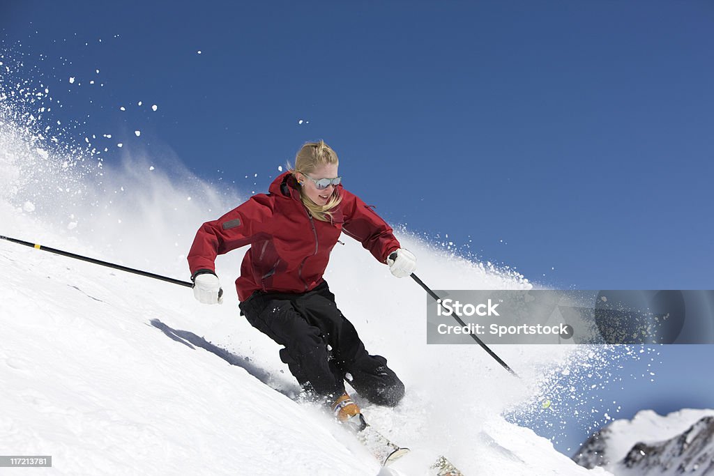 여성 스키어 Against Blue Sky - 로열티 프리 스키타기 스톡 사진