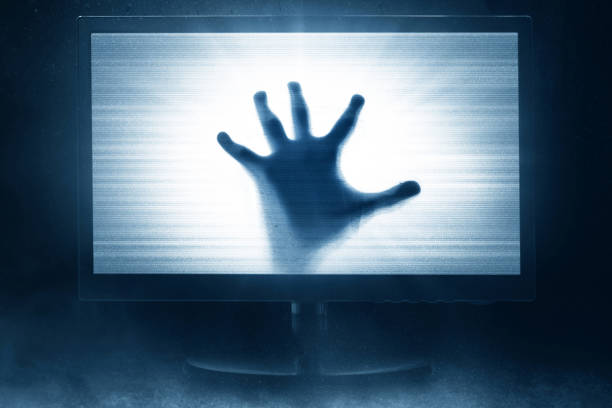 guardare film horror in tv - spooky foto e immagini stock
